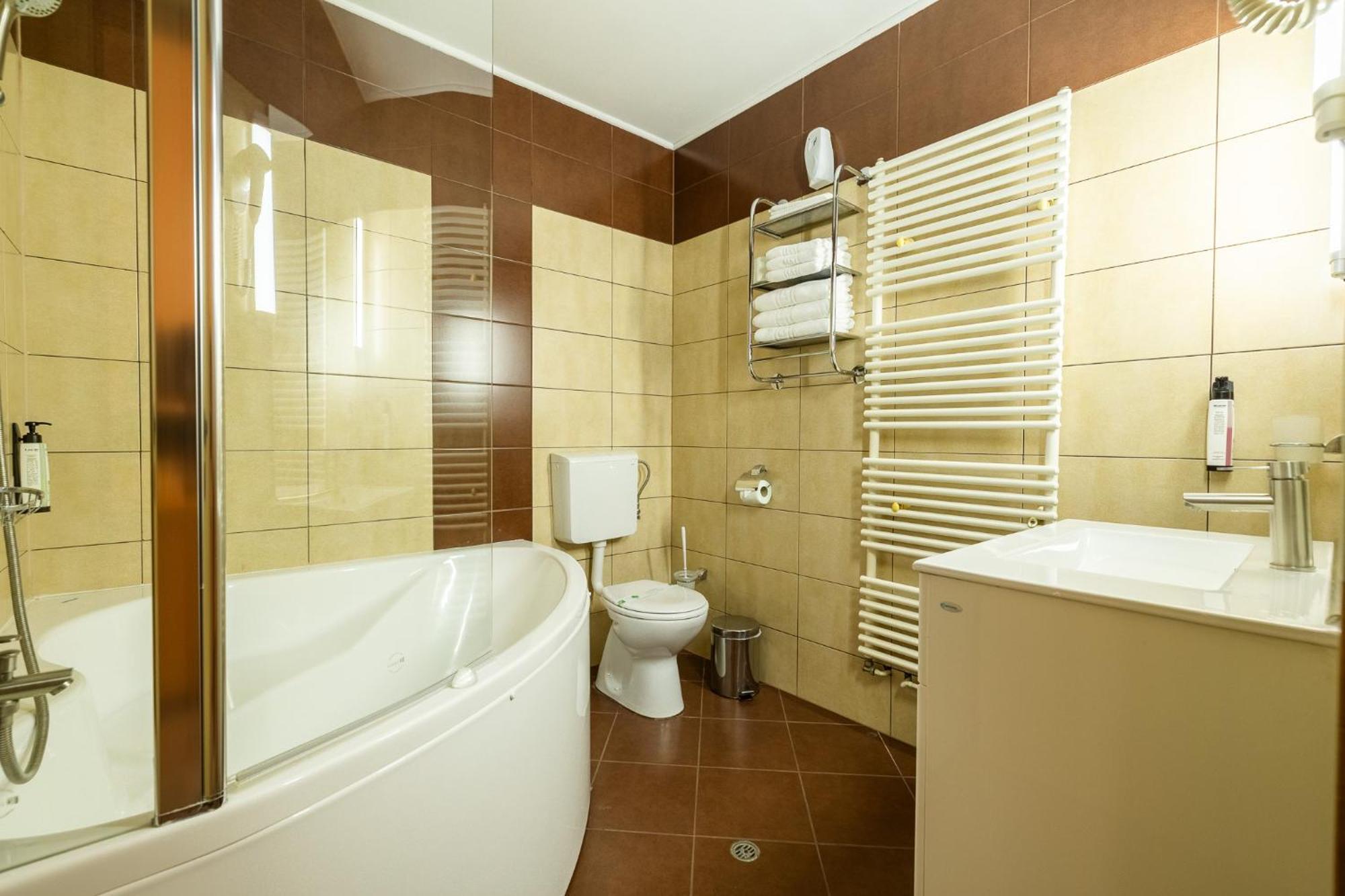 Pensiunea Floarea Soarelui Braşov Esterno foto